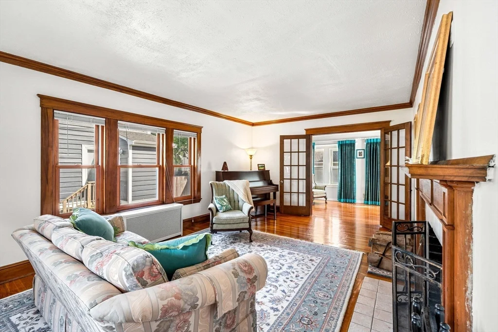 4 bed, 1 bath apartment for rent at 13 Sapphire Rd, Marblehead — photo 9 of 36