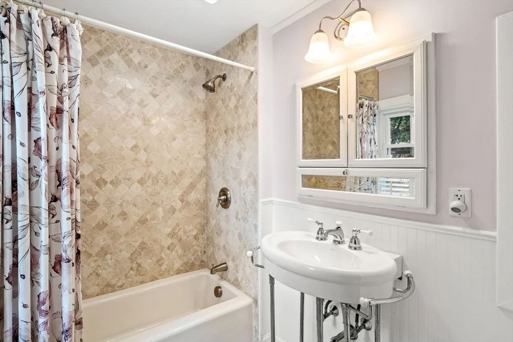 4 bed, 1 bath apartment for rent at 13 Sapphire Rd, Marblehead — photo 26 of 36