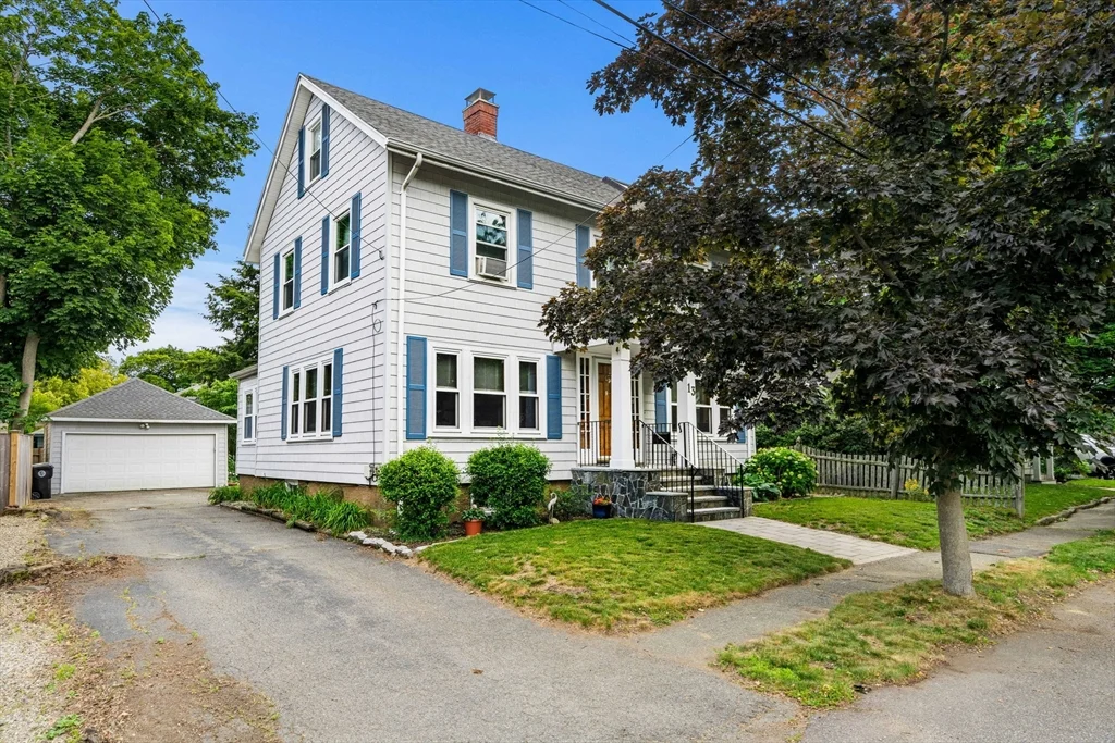 4 bed, 1 bath apartment for rent at 13 Sapphire Rd, Marblehead — photo 3 of 36
