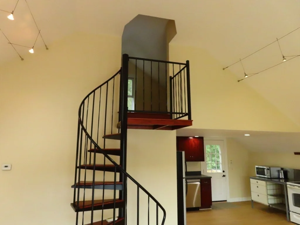 1 bed, 1 bath apartment for rent at 13 Spring St Unit A, Salisbury — photo 9 of 18