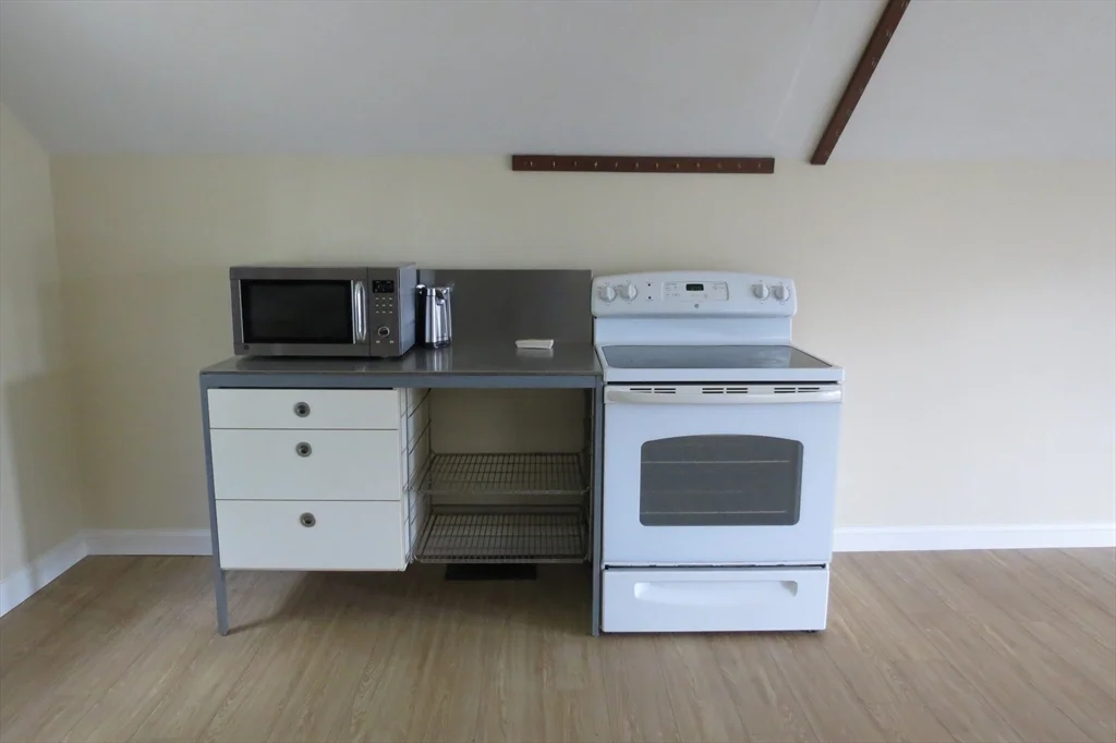 1 bed, 1 bath apartment for rent at 13 Spring St Unit A, Salisbury — photo 5 of 20