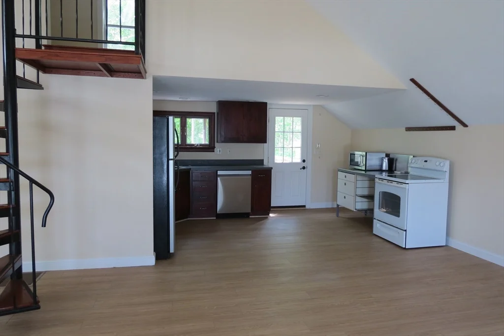 1 bed, 1 bath apartment for rent at 13 Spring St Unit A, Salisbury — photo 7 of 20