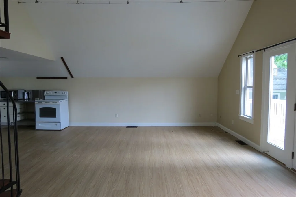 1 bed, 1 bath apartment for rent at 13 Spring St Unit A, Salisbury — photo 12 of 20