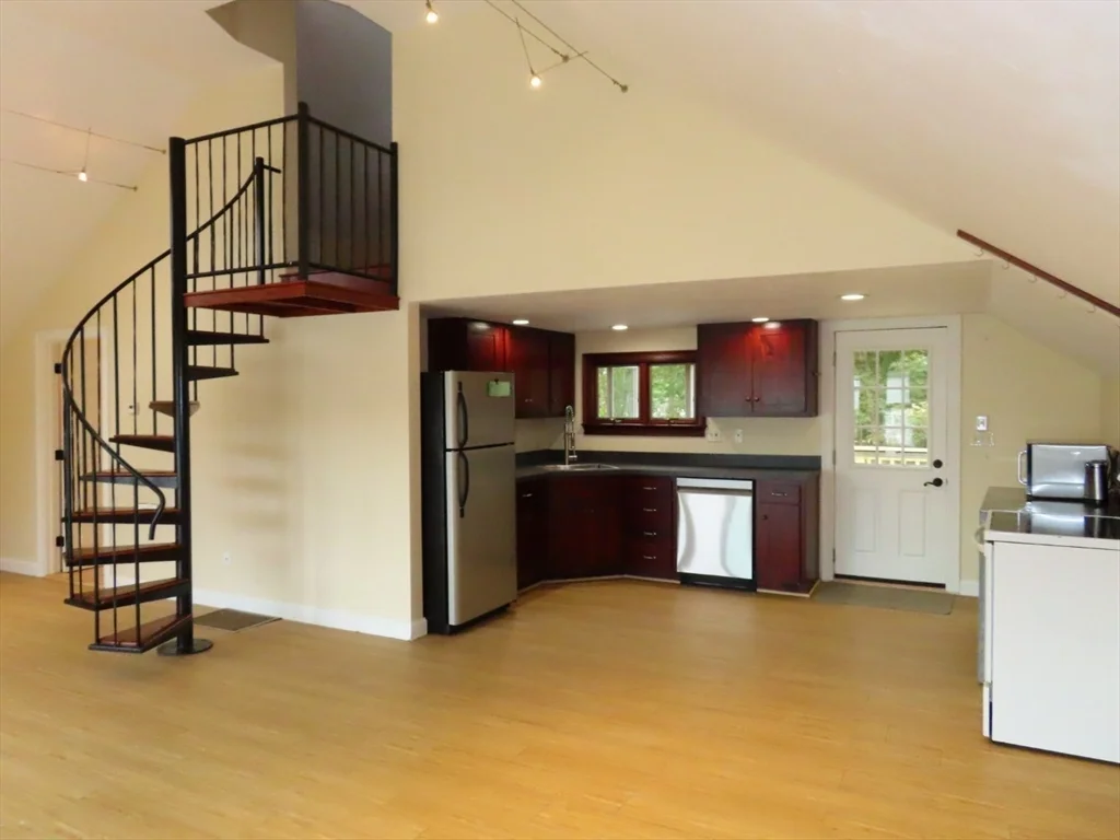 1 bed, 1 bath apartment for rent at 13 Spring St Unit A, Salisbury — photo 3 of 18