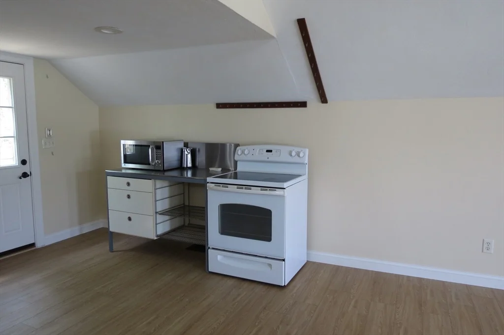 1 bed, 1 bath apartment for rent at 13 Spring St Unit A, Salisbury — photo 6 of 20