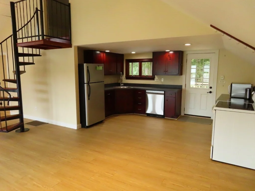 1 bed, 1 bath apartment for rent at 13 Spring St Unit A, Salisbury — photo 14 of 18