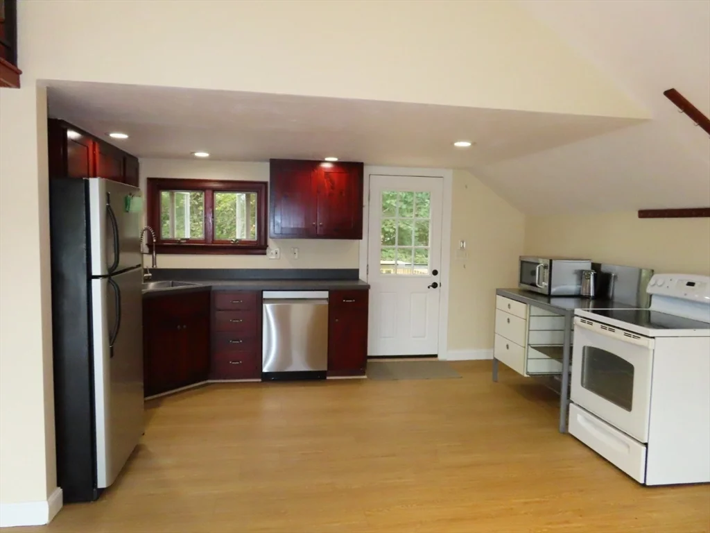 1 bed, 1 bath apartment for rent at 13 Spring St Unit A, Salisbury — photo 4 of 18