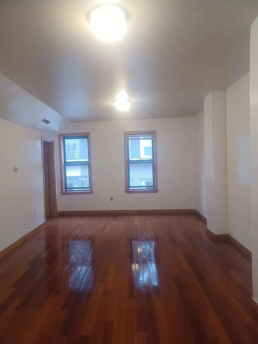 3 bed, 1 bath apartment for rent at 13 Tabor Pl Unit 2, Coolidge Corner — photo 3 of 14