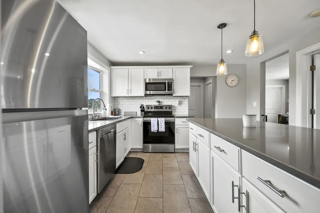 2 bed, 1 bath apartment for rent at 13 Town Hill St Unit 2, Quincy — photo 4 of 20