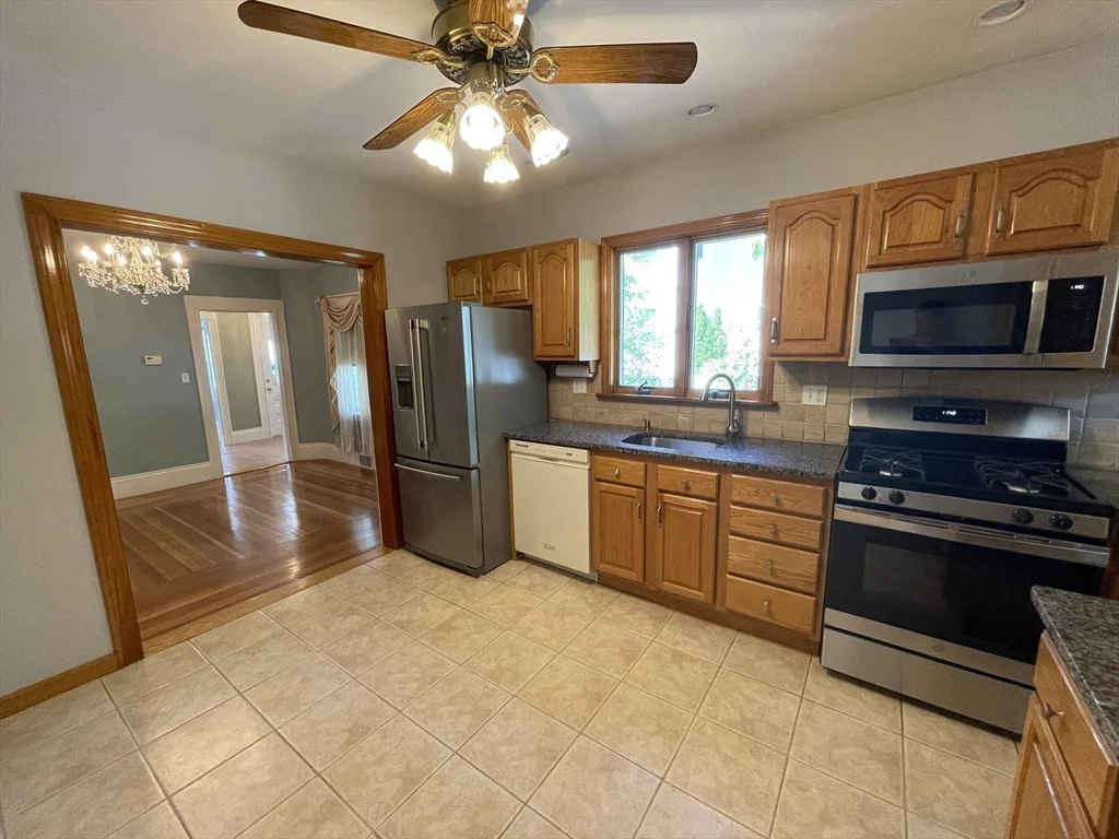 4 bed, 1 bath apartment for rent at 13 Union St Unit 13, Watertown — photo 5 of 20