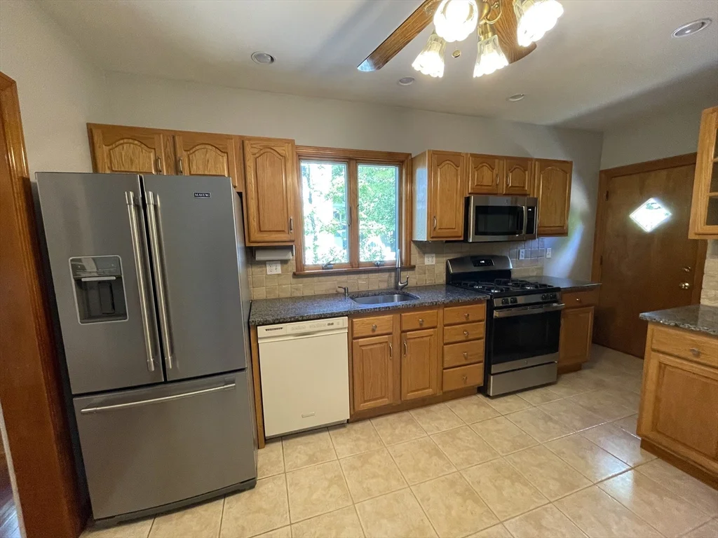 4 bed, 1 bath apartment for rent at 13 Union St Unit 13, Watertown — photo 2 of 20