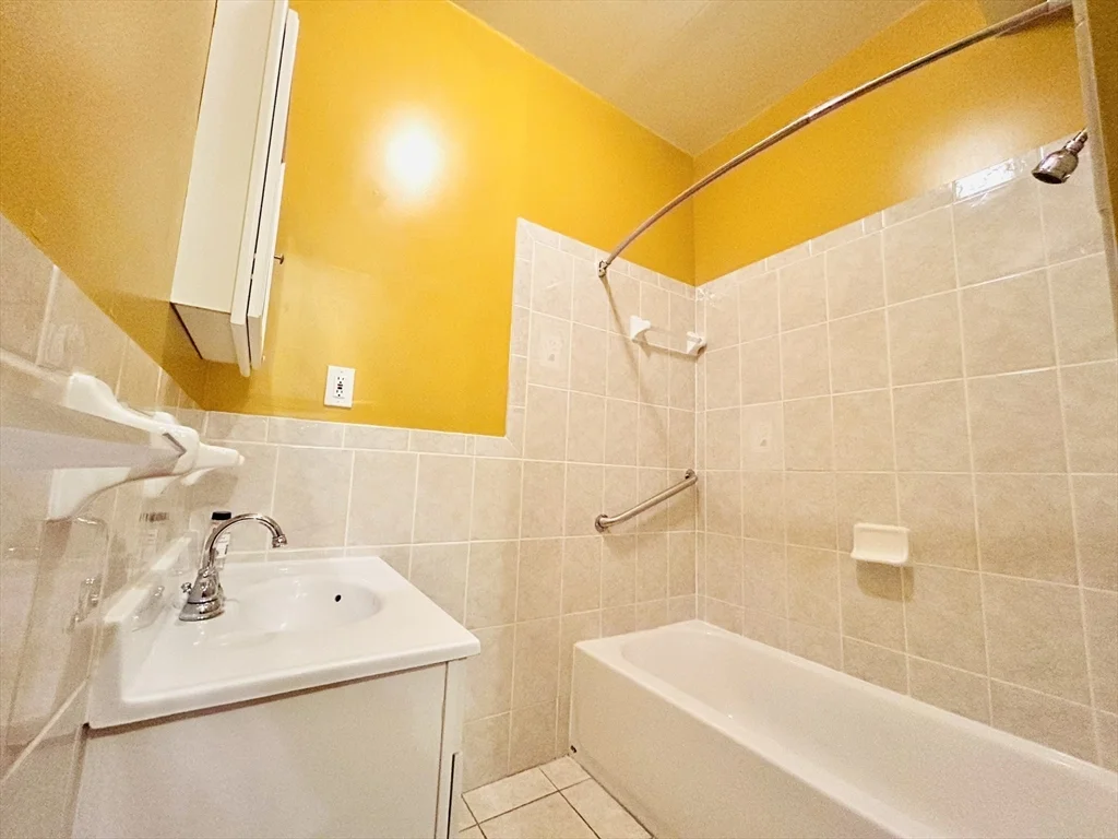 1 bed, 1 bath apartment for rent at 13 Wyoming St Unit 1, Dorchester — photo 6 of 8