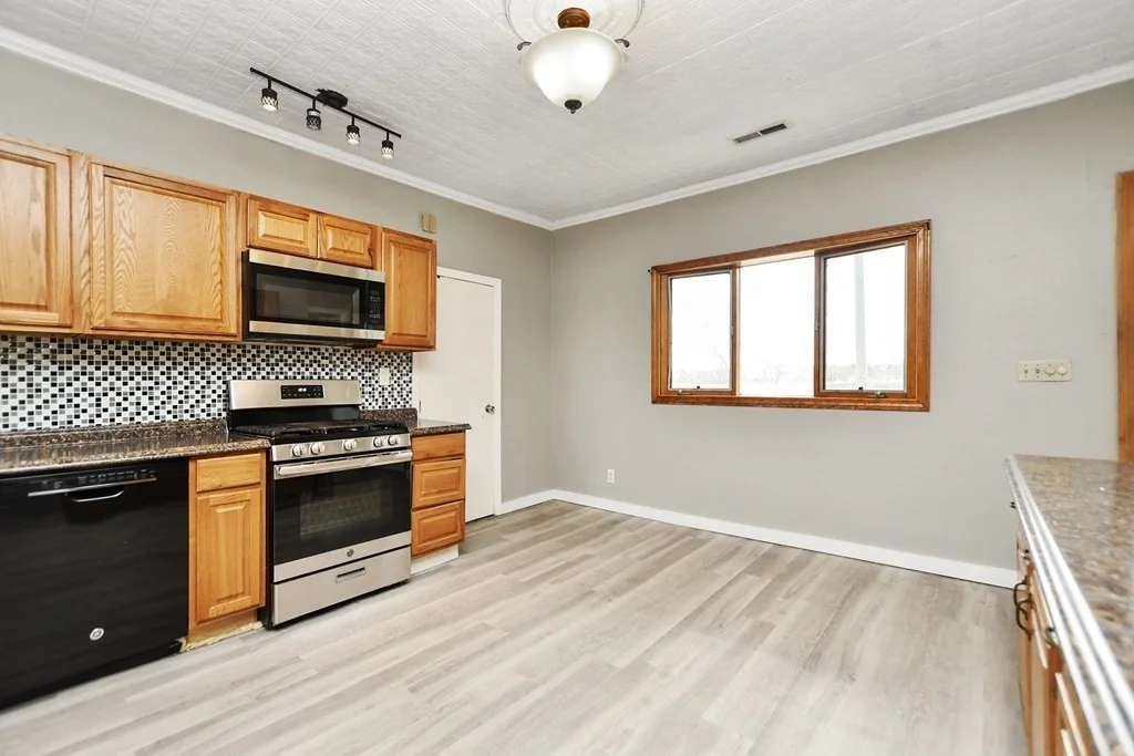 3 bed, 1 bath apartment for rent at 130 Barlett St Unit 2, Lowell — photo 3 of 23