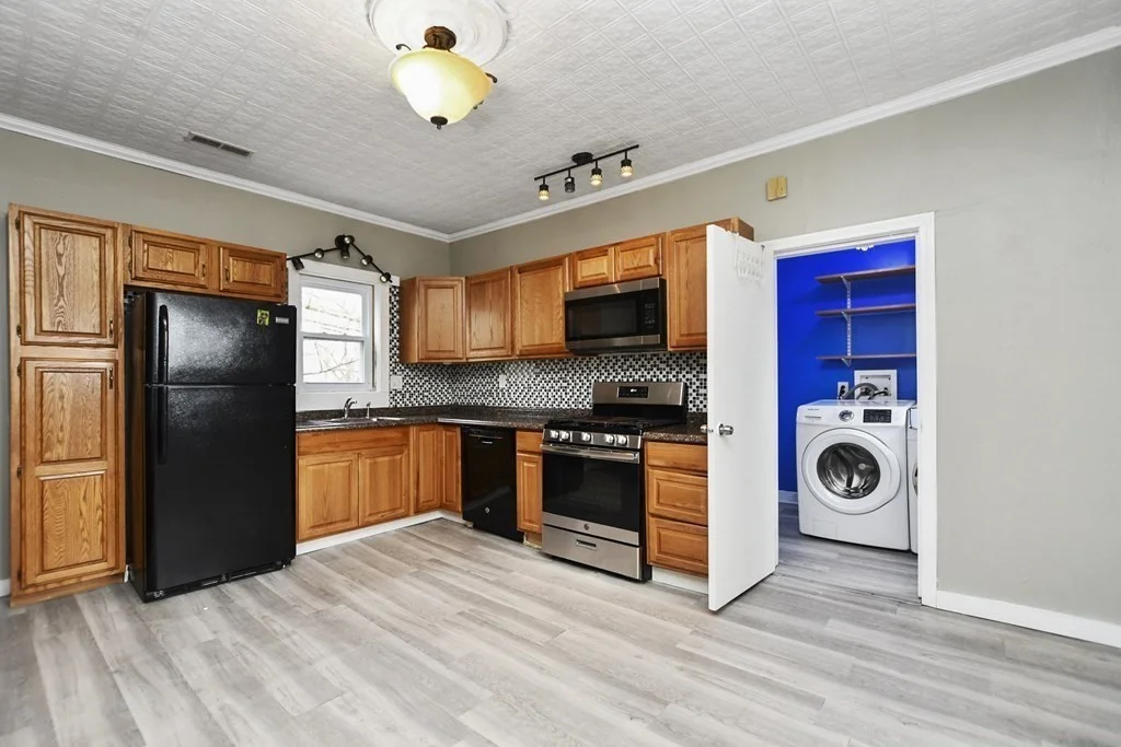 3 bed, 1 bath apartment for rent at 130 Barlett St Unit 2, Lowell — photo 4 of 23