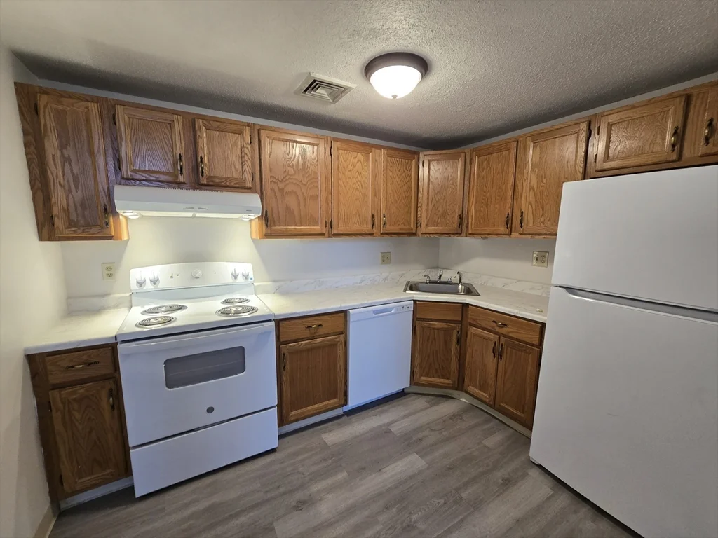 1 bed, 1 bath apartment for rent at 130 Beach St Unit 102, Quincy — photo 2 of 21