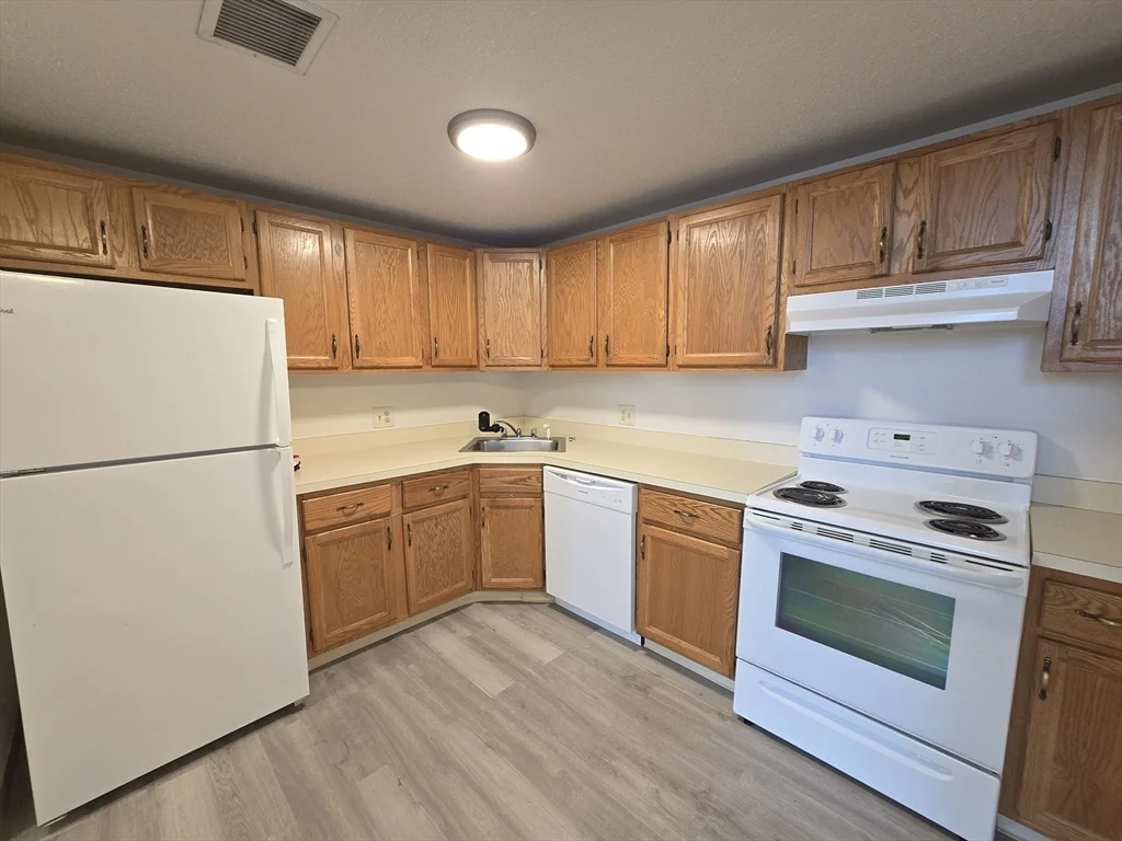 1 bed, 1 bath apartment for rent at 130 Beach St Unit 104, Quincy — photo 2 of 25