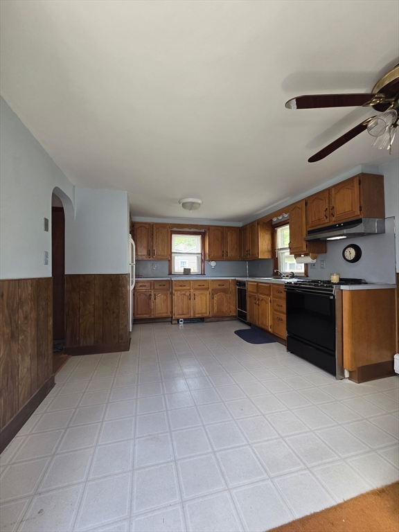 2 bed, 1 bath apartment for rent at 130 Charles St, Houghs Neck — photo 3 of 8