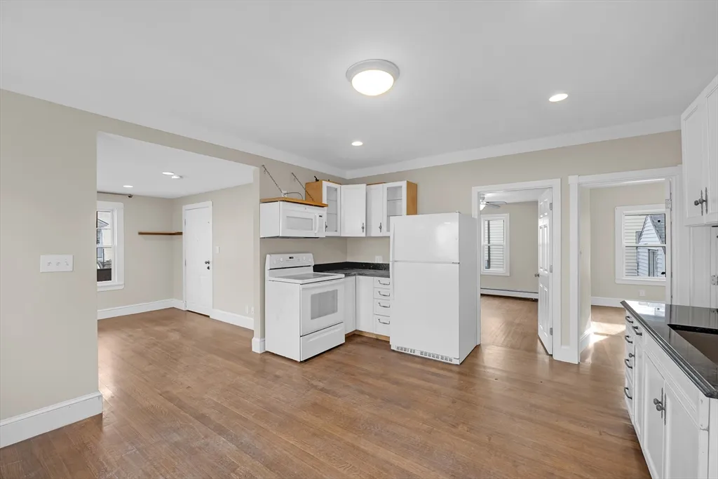3 bed, 1 bath apartment for rent at 130 Dalton St, Lowell — photo 2 of 13