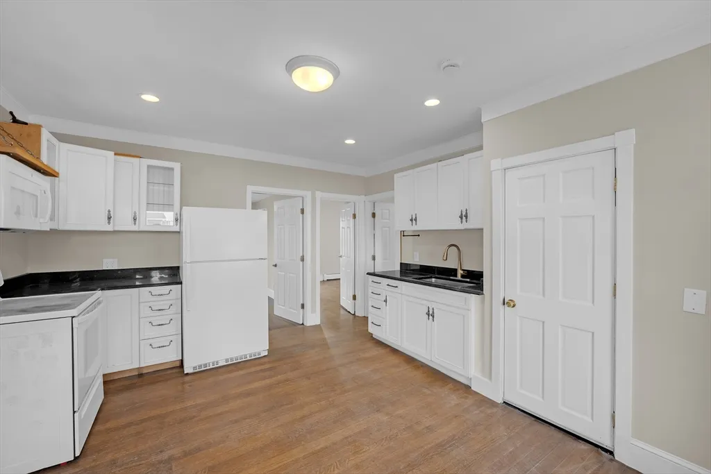 3 bed, 1 bath apartment for rent at 130 Dalton St, Lowell — photo 1 of 13