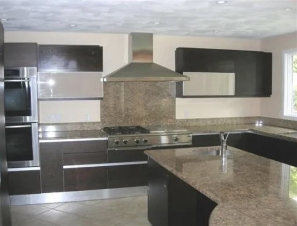 5 bed, 4+ bath apartment for rent at 130 East Emerson, Lexington — photo 12 of 23