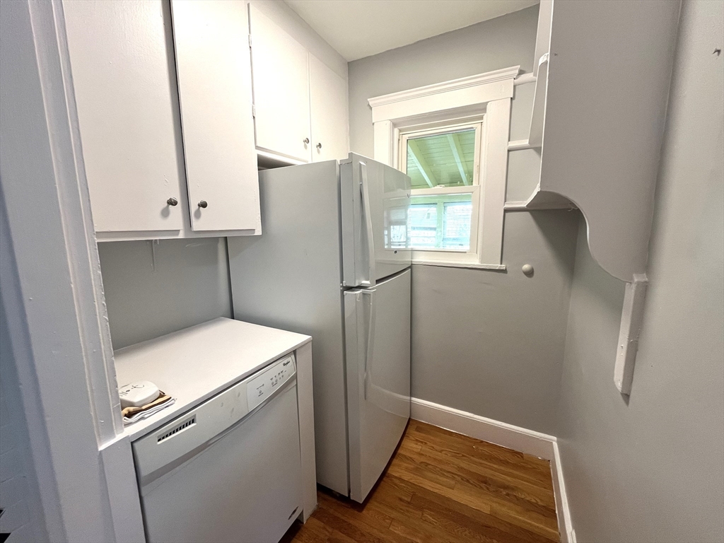 3 bed, 1 bath apartment for rent at 130 Grove St Unit 2, West Roxbury — photo 5 of 27
