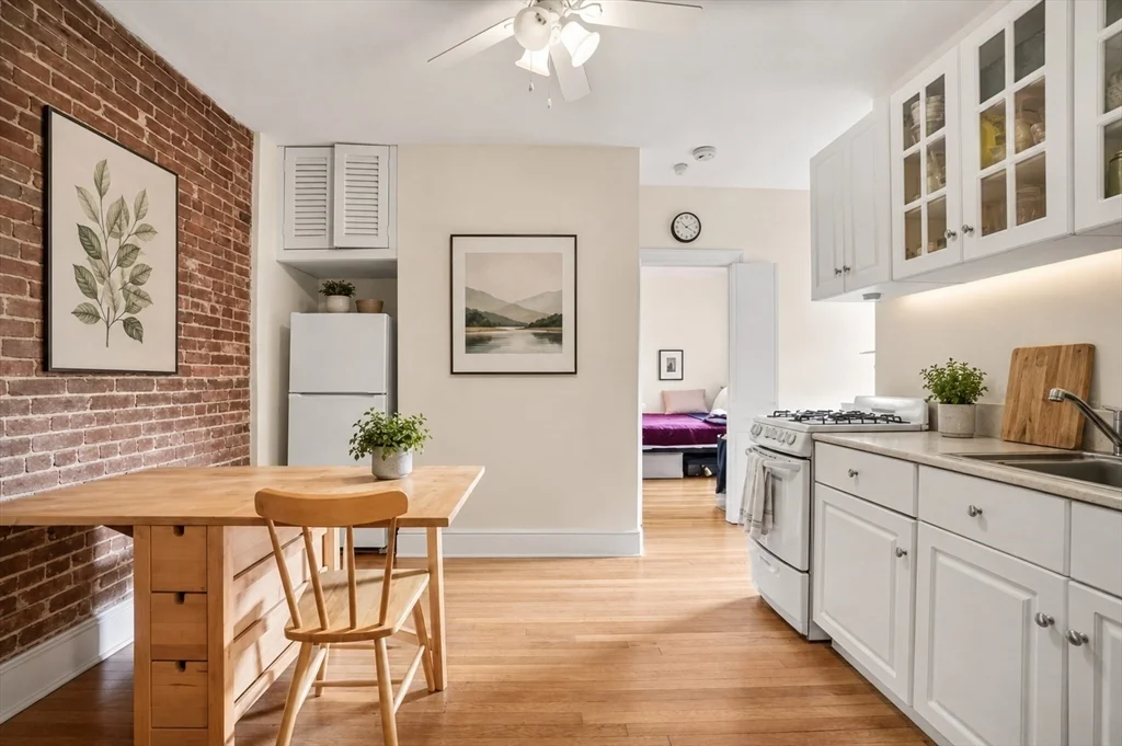 2 bed, 1 bath apartment for rent at 130 Myrtle St Unit 1, Beacon Hill — photo 2 of 6
