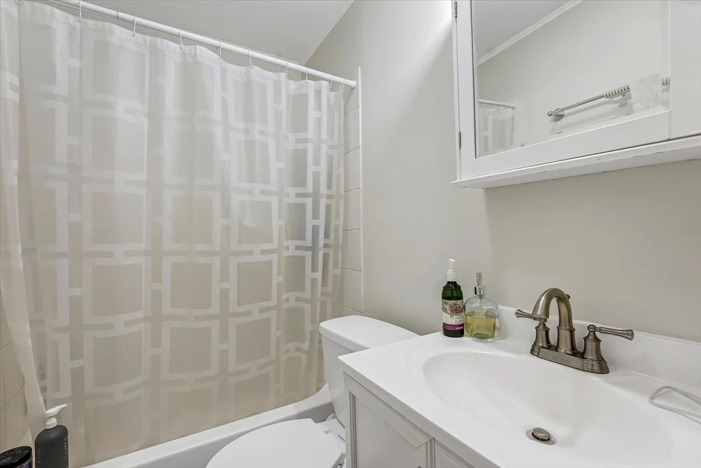 1 bed, 1 bath apartment for rent at 130 Myrtle St Unit 2, Beacon Hill — photo 4 of 5