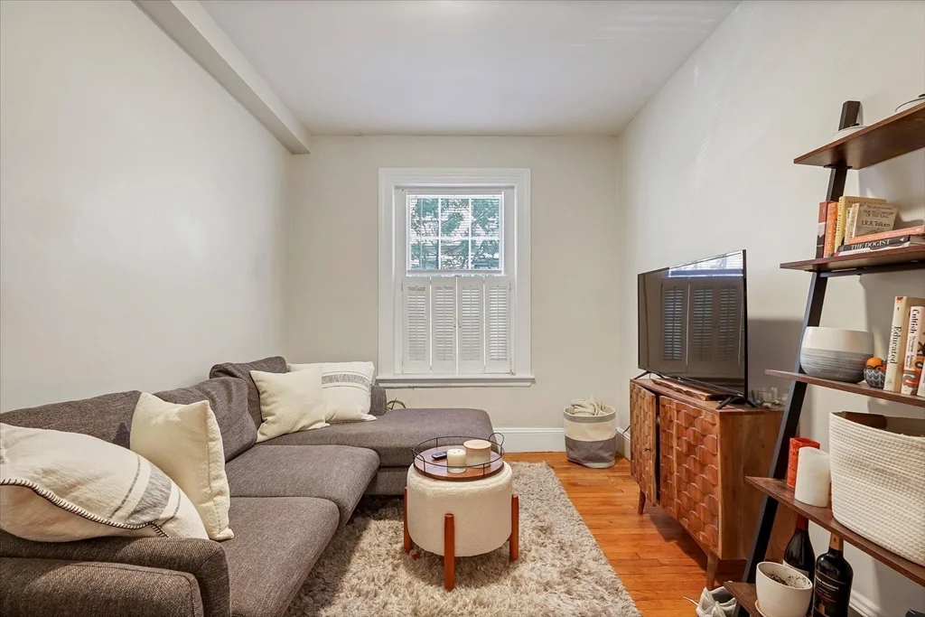 1 bed, 1 bath apartment for rent at 130 Myrtle St Unit 2, Beacon Hill — photo 2 of 5
