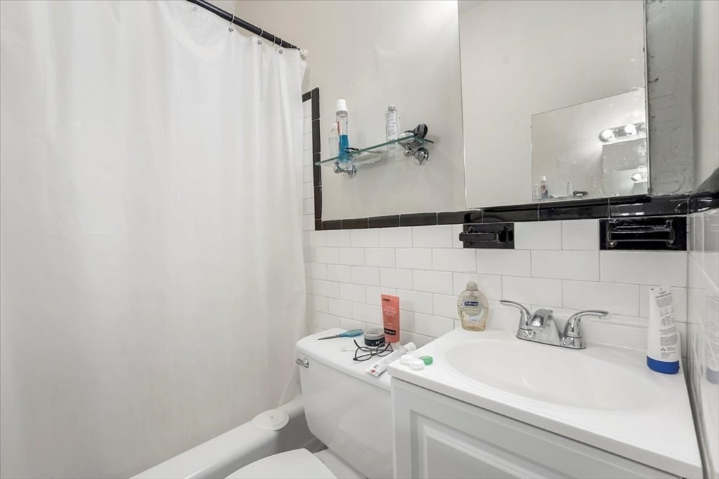 1 bed, 1 bath apartment for rent at 130 Myrtle St Unit 4, Beacon Hill — photo 5 of 8