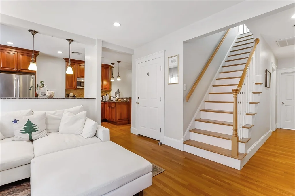 2 bed, 2 bath apartment for rent at 130 Myrtle St Unit 7, Beacon Hill — photo 3 of 13