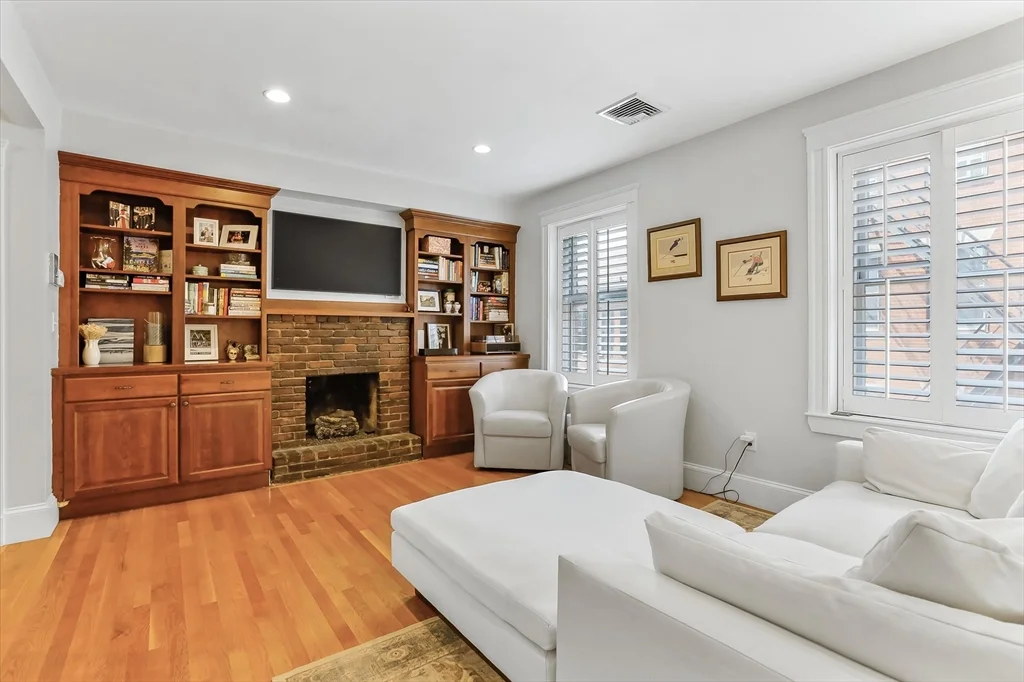 2 bed, 2 bath apartment for rent at 130 Myrtle St Unit 7, Beacon Hill — photo 2 of 13