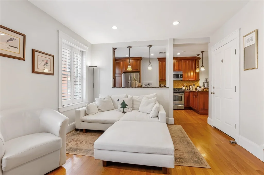 2 bed, 2 bath apartment for rent at 130 Myrtle St Unit PH, Beacon Hill — photo 4 of 13