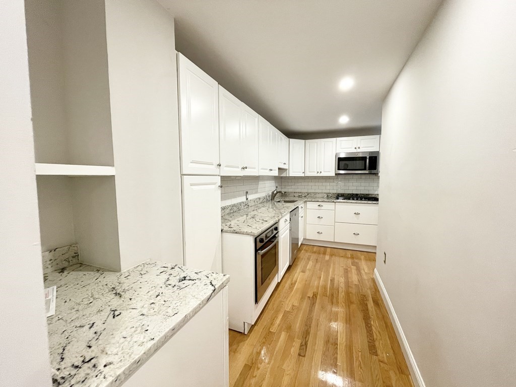 5 bed, 1 bath apartment for rent at 130 P Unit 1, Boston — photo 3 of 15