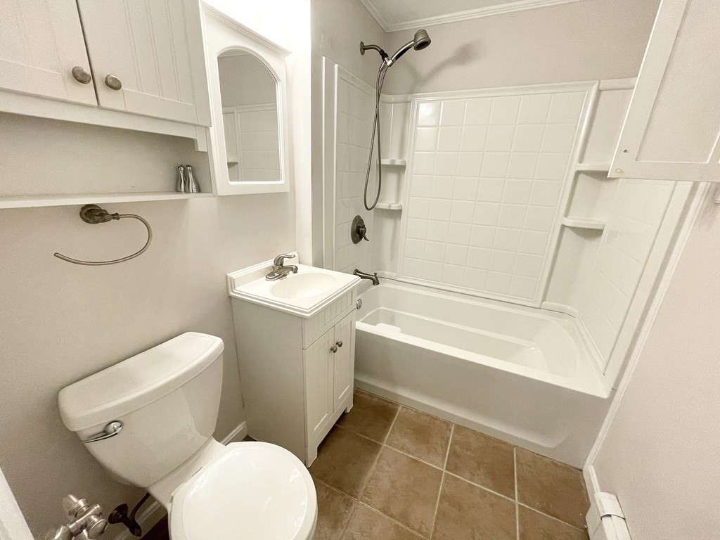 5 bed, 1 bath apartment for rent at 130 P Unit 1, Boston — photo 14 of 15