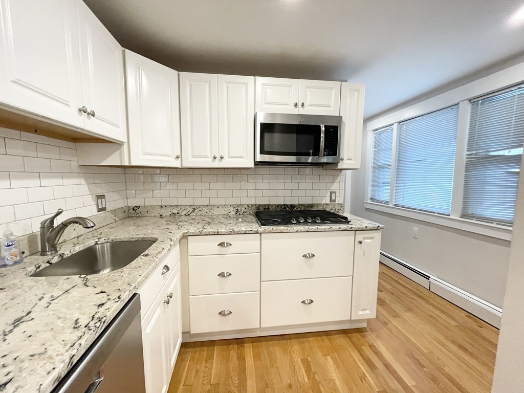 5 bed, 1 bath apartment for rent at 130 P Unit 1, Boston