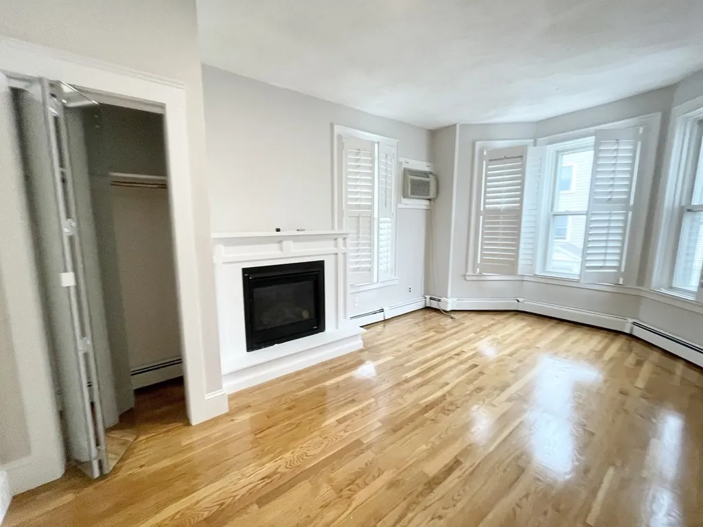 5 bed, 2 bath apartment for rent at 130 P Unit 2, Boston — photo 6 of 23