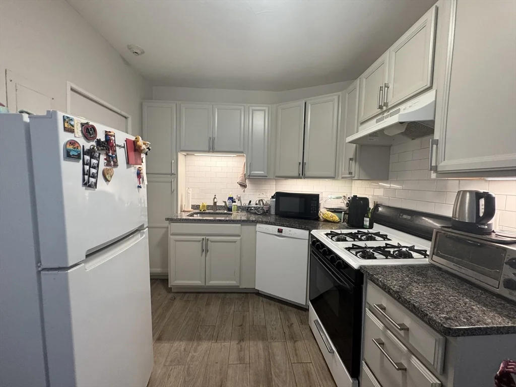 1 bed, 1 bath apartment for rent at 130 Sutherland Unit 4, Brighton — photo 5 of 9