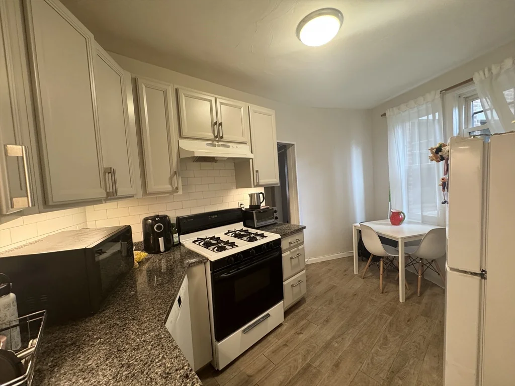 1 bed, 1 bath apartment for rent at 130 Sutherland Unit 4, Brighton — photo 6 of 9