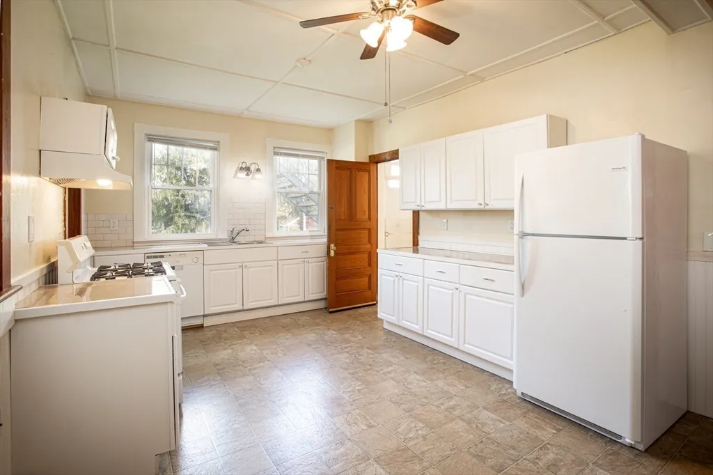 2 bed, 1 bath apartment for rent at 130 Underwood St Unit 1, Fall River — photo 10 of 23