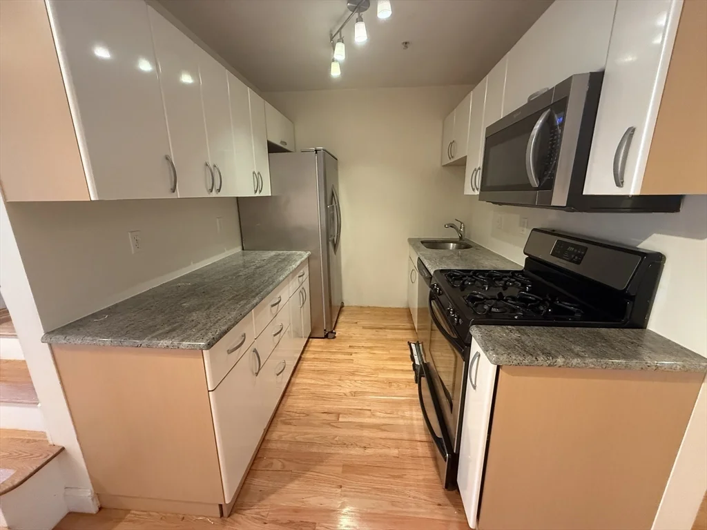 3 bed, 2 bath apartment for rent at 1304 Commonwealth Ave Unit 4, Allston — photo 6 of 21