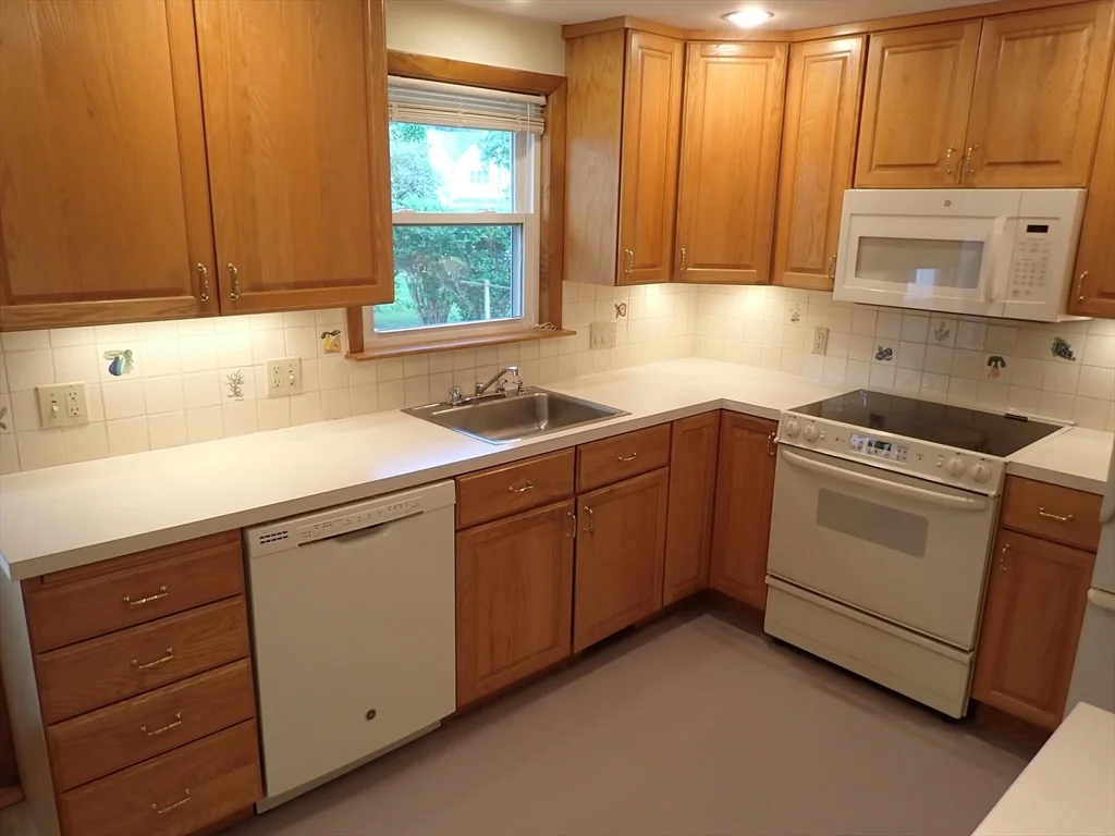 3 bed, 1 bath apartment for rent at 131 Jarvis Circle Unit 0, Needham — photo 3 of 21