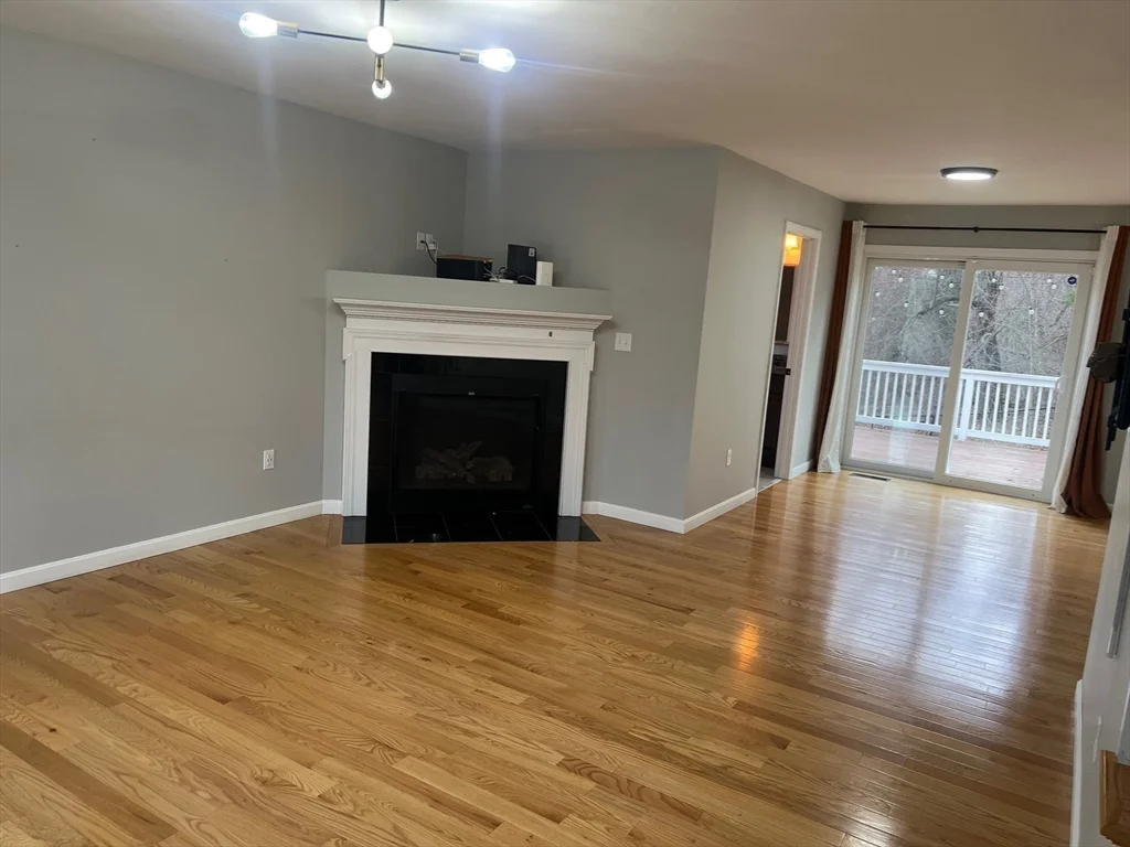 3 bed, 2 bath apartment for rent at 131 Merrill, Rosemont — photo 6 of 19