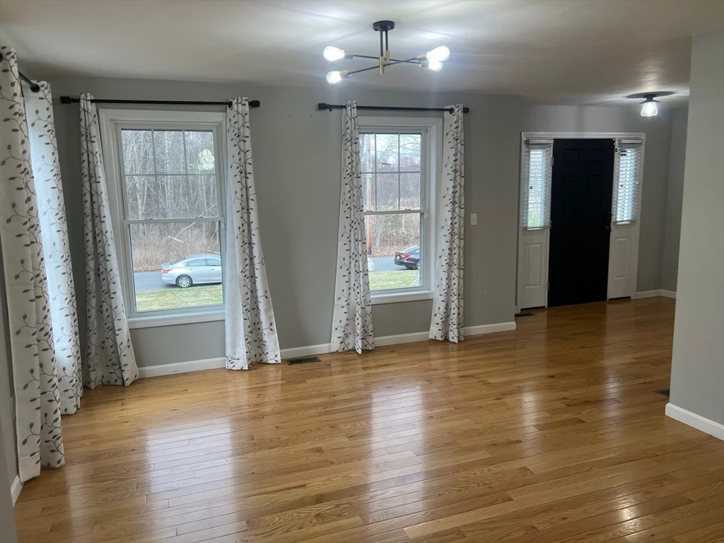 3 bed, 2 bath apartment for rent at 131 Merrill, Rosemont — photo 9 of 19
