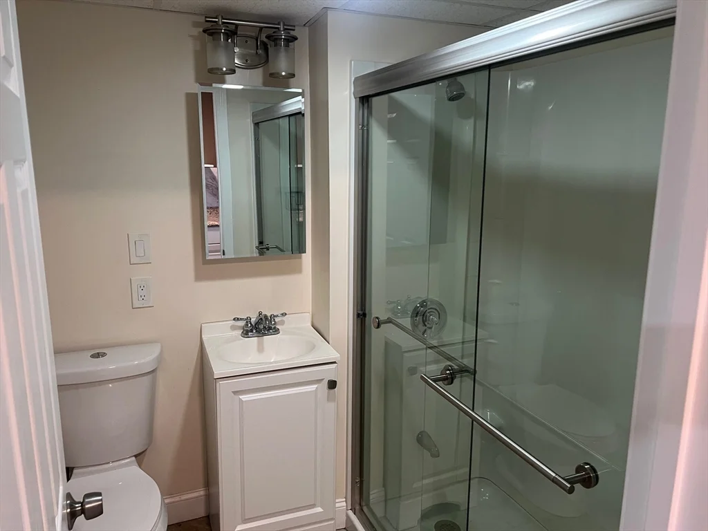 3 bed, 2 bath apartment for rent at 131 Merrill, Rosemont — photo 16 of 19