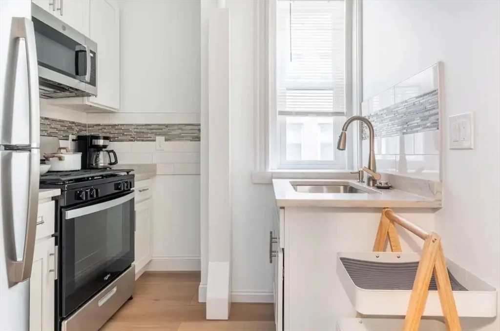 Studio bed, 1 bath apartment for rent at 131 Park Dr Unit 3, Fenway — photo 4 of 12
