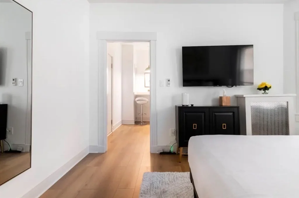 Studio bed, 1 bath apartment for rent at 131 Park Dr Unit 3, Fenway — photo 6 of 12