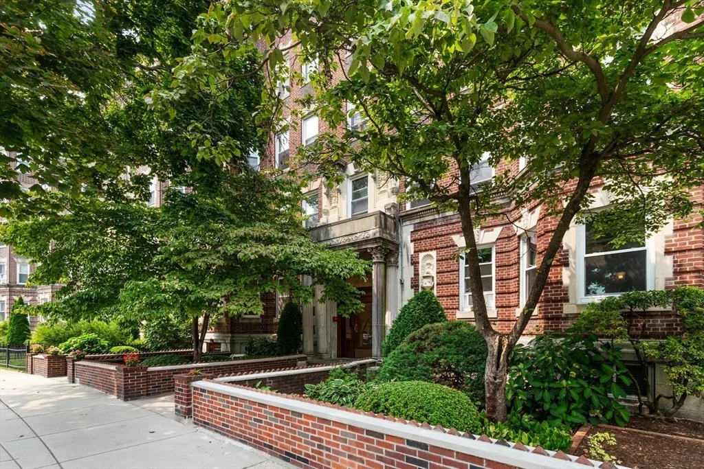 Studio bed, 1 bath apartment for rent at 131 Park Dr Unit 3, Fenway