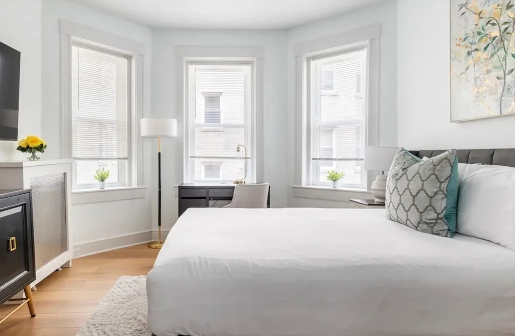 Studio bed, 1 bath apartment for rent at 131 Park Dr Unit 3, Fenway — photo 2 of 12
