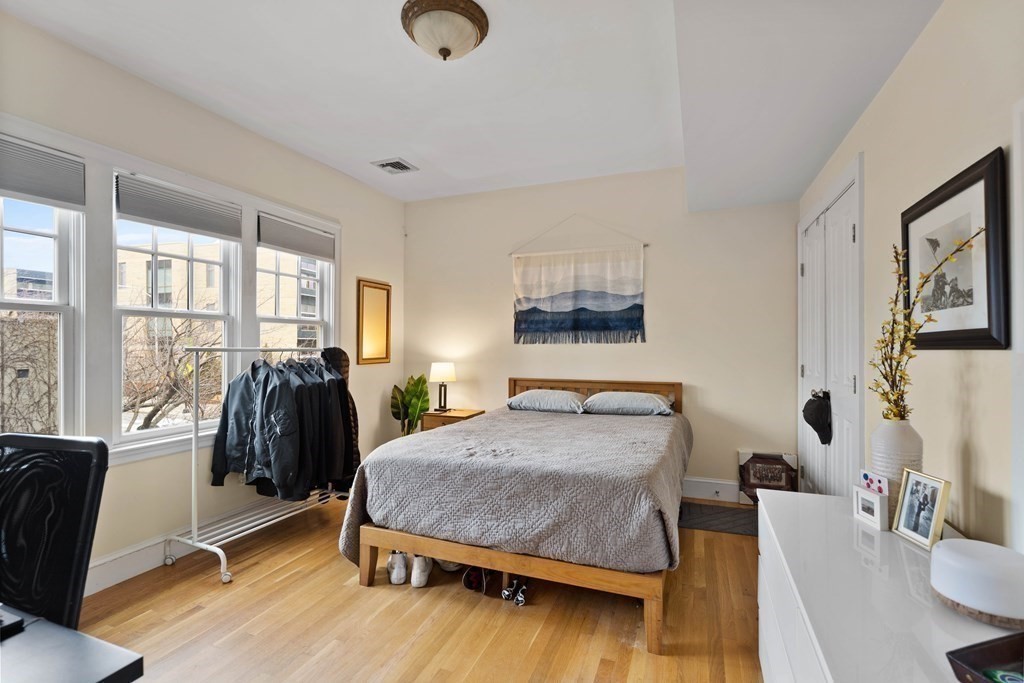 4 bed, 3 bath apartment for rent at 131 Putnam Ave Unit 131, Cambridgeport — photo 4 of 16