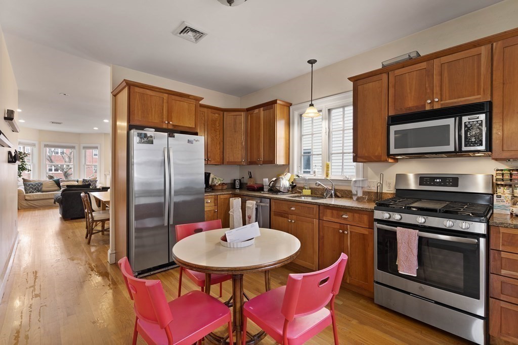 4 bed, 3 bath apartment for rent at 131 Putnam Ave Unit 131, Cambridgeport — photo 3 of 16